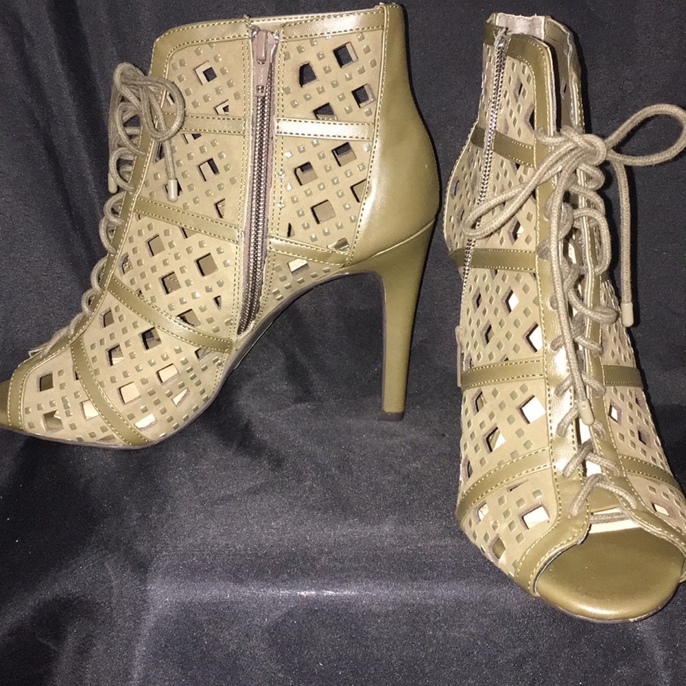 NWT Gianni Bini open toe booties